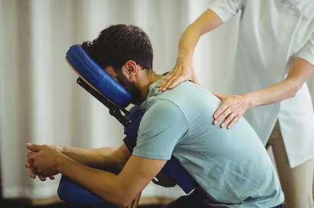 Les bienfaits du massage assis en entreprise